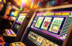 အရောင်တောက်ပသော Slot Machine ဂိမ်းများ ပြသနေသောစခရင်